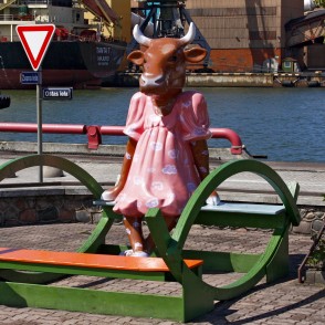 Skulptūra "Gotiņa šūpolēs" Skulptūra "Gotiņa šūpolēs"