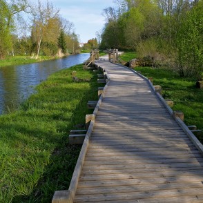 Pastaigu taka gar Ālandes upi Pastaigu taka gar Ālandes upi