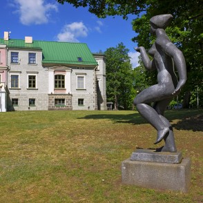 Valdas Blunovas-Malējas skulptūra pie Talsu novada muzeja Valdas Blunovas-Malējas skulptūra pie Talsu novada muzeja