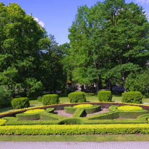 Dekoratīvie apstādījumi pie Talsu novada muzeja Dekoratīvie apstādījumi pie Talsu novada muzeja