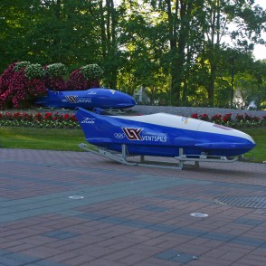 Bobsleja kamanas Jaunpilsētas laukumā Bobsleja kamanas Jaunpilsētas laukumā