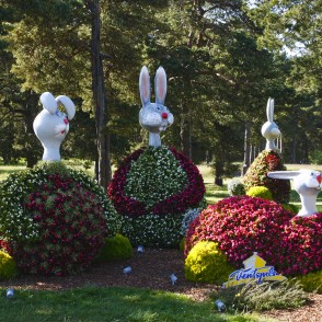 Puķu skulptūras “Zaķu ģimene” Puķu skulptūras “Zaķu ģimene”