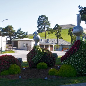 Puķu skulptūras “Zaķu ģimene” Puķu skulptūras “Zaķu ģimene”