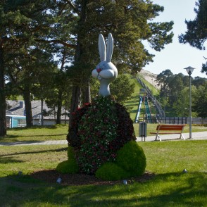 Puķu skulptūras “Zaķu ģimene” Puķu skulptūras “Zaķu ģimene”