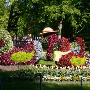 Puķu skulptūra “Pīļu ģimene" Puķu skulptūra “Pīļu ģimene"