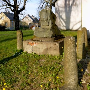 Piemiņas akmens pie Priekules luterāņu baznīcas Piemiņas akmens pie Priekules luterāņu baznīcas