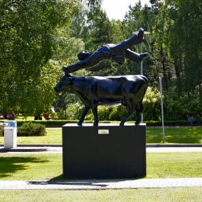 Saimnieka levitācija virs Kurzemes Zilās govs... (Aigars Bikše) Saimnieka levitācija virs Kurzemes Zilās govs... (Aigars Bikše)