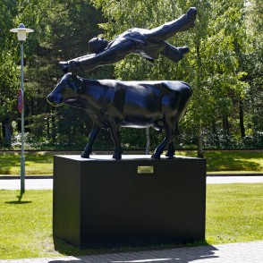 Saimnieka levitācija virs Kurzemes Zilās govs... (Aigars Bikše) Saimnieka levitācija virs Kurzemes Zilās govs... (Aigars Bikše)