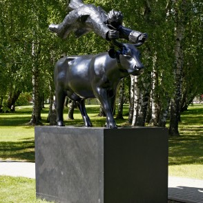 Saimnieka levitācija virs Kurzemes Zilās govs... (Aigars Bikše) Saimnieka levitācija virs Kurzemes Zilās govs... (Aigars Bikše)