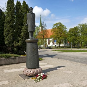 Piemineklis Baumaņu Kārlim (Limbaži) Piemineklis Baumaņu Kārlim (Limbaži)