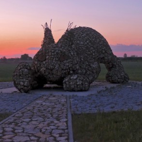 Vides objekts - dolomīta "Lūsis" saulrietā Vides objekts - dolomīta "Lūsis" saulrietā