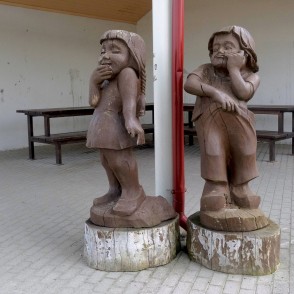 Koka skulptūras Aizputes tirgū Koka skulptūras Aizputes tirgū