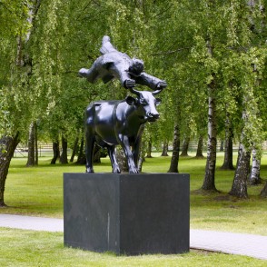 Saimnieka levitācija virs Kurzemes Zilās govs... (Aigars Bikše) Saimnieka levitācija virs Kurzemes Zilās govs... (Aigars Bikše)