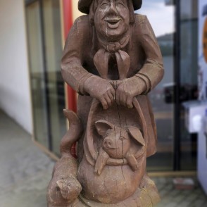 Ķenča koka skulptūras Aizputes tirgū Ķenča koka skulptūras Aizputes tirgū