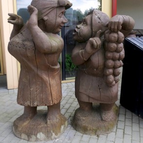 Koka skulptūras Aizputes tirgū Koka skulptūras Aizputes tirgū