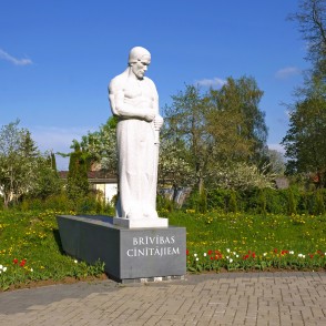 Piemineklis Brīvības cīņās kritušajiem Alojas iedzīvotājiem Piemineklis Brīvības cīņās kritušajiem Alojas iedzīvotājiem