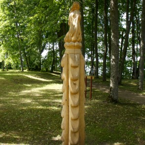 Koka skulptūra Vīgantes parkā Koka skulptūra Vīgantes parkā