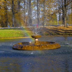 Varavīksne Alūksnes pils parka strūklakā Varavīksne Alūksnes pils parka strūklakā