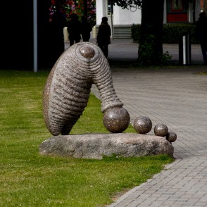 Kārļa Īves skulptūra "Dzērveņu ēdājs" Kārļa Īves skulptūra "Dzērveņu ēdājs"