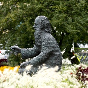 Piemineklis V. Irbem Rīgā, Brīvības ielas malā pie Dailes teātra Piemineklis V. Irbem Rīgā, Brīvības ielas malā pie Dailes teātra