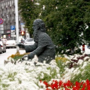 Piemineklis V. Irbem Rīgā, Brīvības ielas malā pie Dailes teātra Piemineklis V. Irbem Rīgā, Brīvības ielas malā pie Dailes teātra