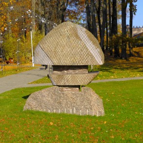 Skulptūra E-ola Alūksnes pils parkā Skulptūra E-ola Alūksnes pils parkā