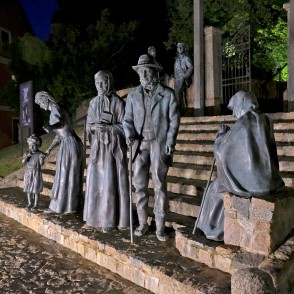 J. Rozentāla gleznas tēlu bronzas skulptūras naktī J. Rozentāla gleznas tēlu bronzas skulptūras naktī