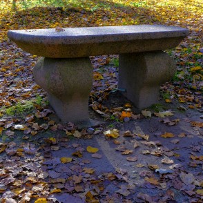 Akmens sols Alūksnes pils parkā Akmens sols Alūksnes pils parkā