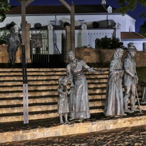 J. Rozentāla gleznas tēlu bronzas skulptūras naktī J. Rozentāla gleznas tēlu bronzas skulptūras naktī