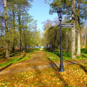 Alūksnes pils parks rudenī Alūksnes pils parks rudenī