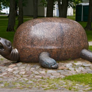 Skulptūra - Bruņurupucis (Viktors Suškēvičs) Skulptūra - Bruņurupucis (Viktors Suškēvičs)