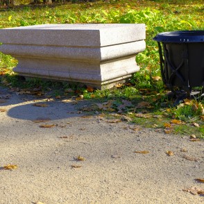 Akmens sols Alūksnes pils parkā Akmens sols Alūksnes pils parkā