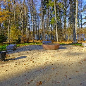 Apaļā strūklaka Alūksnes pils parkā Apaļā strūklaka Alūksnes pils parkā