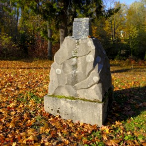Akmens skulptūra Alūksnes parkā Akmens skulptūra Alūksnes parkā