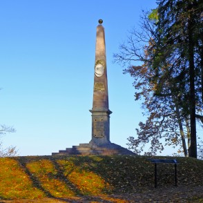 Granīta obelisks Alūksnes pils parkā Granīta obelisks Alūksnes pils parkā