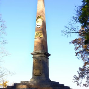 Granīta obelisks Alūksnes pils parkā Granīta obelisks Alūksnes pils parkā