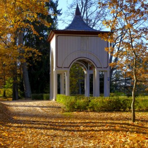 Aleksandra paviljons Alūksnes muižas parkā Aleksandra paviljons Alūksnes muižas parkā