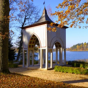 Aleksandra paviljons Alūksnes muižas parkā Aleksandra paviljons Alūksnes muižas parkā