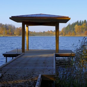 Laipa ar nojumi Alūksnes ezerā pie Aleksandra paviljona Laipa ar nojumi Alūksnes ezerā pie Aleksandra paviljona