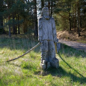 Koka skulptūra ejot pa Papes taku Koka skulptūra ejot pa Papes taku