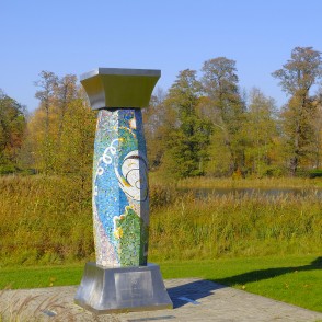 “Gaismas tilti” piemiņas zīme Alūksnē “Gaismas tilti” piemiņas zīme Alūksnē