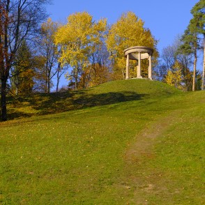Paviljons – rotonda Tempļakalna parkā Alūksnē Paviljons – rotonda Tempļakalna parkā Alūksnē