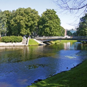 Gājēju tilts Kronvalda parkā Gājēju tilts Kronvalda parkā