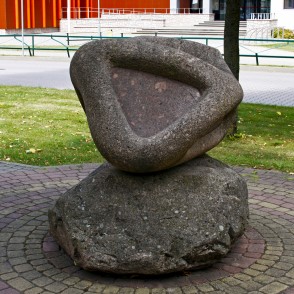 Sakari Peltola (Somija), skulptūra "Boulder Holder" Sakari Peltola (Somija), skulptūra "Boulder Holder"