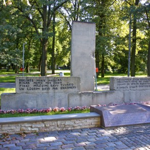 Berlīnes mūra fragments Rīgā Berlīnes mūra fragments Rīgā