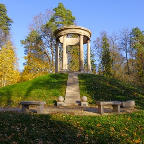 Paviljons – rotonda Tempļakalna parkā Alūksnē Paviljons – rotonda Tempļakalna parkā Alūksnē