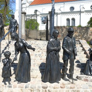 J. Rozentāla gleznas tēlu bronzas skulptūras pie Saldus Sv. Jāņa baznīcas J. Rozentāla gleznas tēlu bronzas skulptūras pie Saldus Sv. Jāņa baznīcas