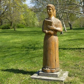 Koka skulptūra Rucavas muižas kalnā Koka skulptūra Rucavas muižas kalnā