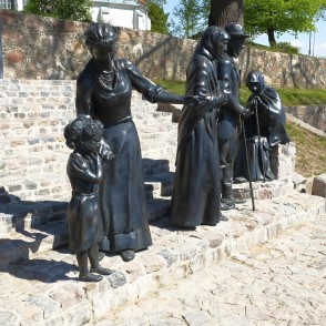 Jaņa Rozentāla gleznas "Pēc dievkalpojuma" bronzas skulptūras Saldū Jaņa Rozentāla gleznas "Pēc dievkalpojuma" bronzas skulptūras Saldū