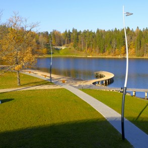 Skats no Alūksnes Pilssalas servisa ēkas jumta Skats no Alūksnes Pilssalas servisa ēkas jumta